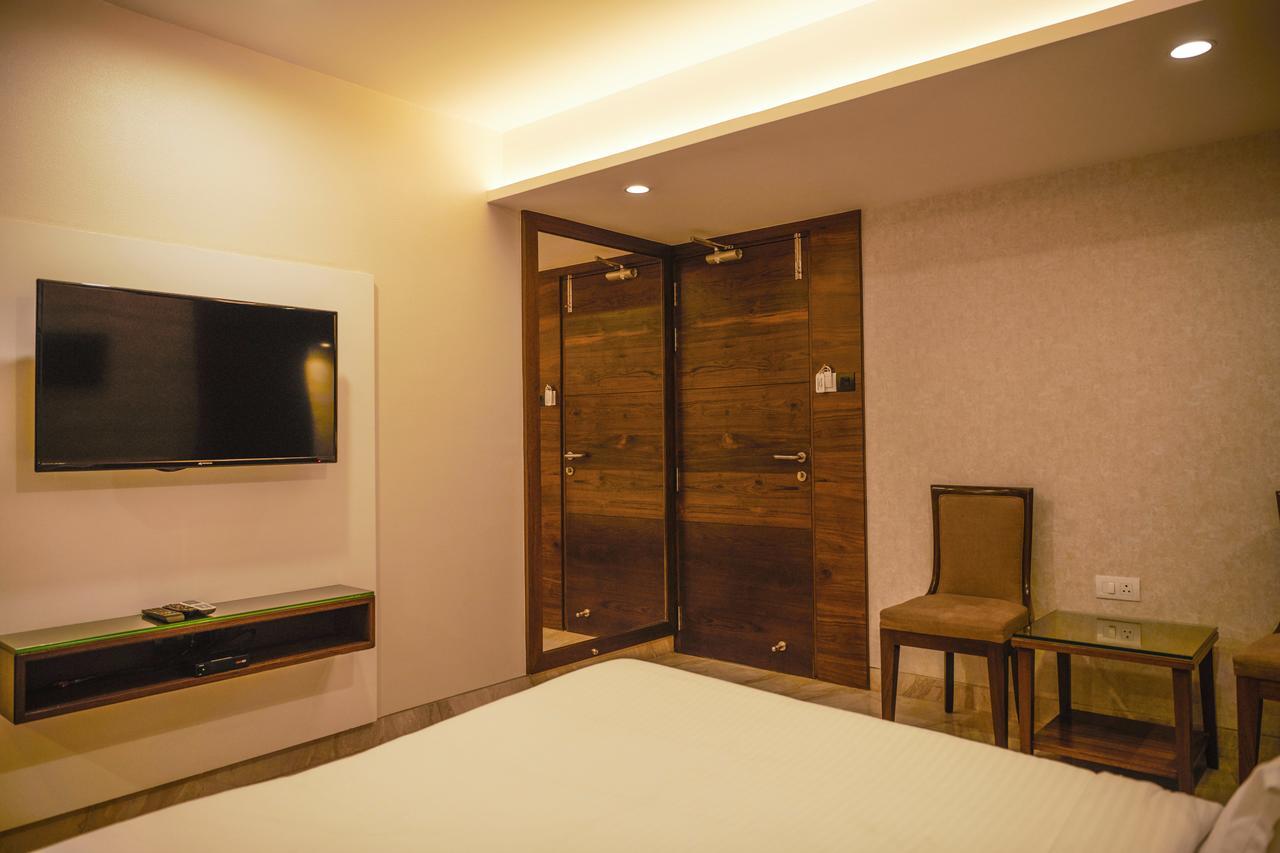 The Atithi Niwas Hotel Indore Zewnętrze zdjęcie