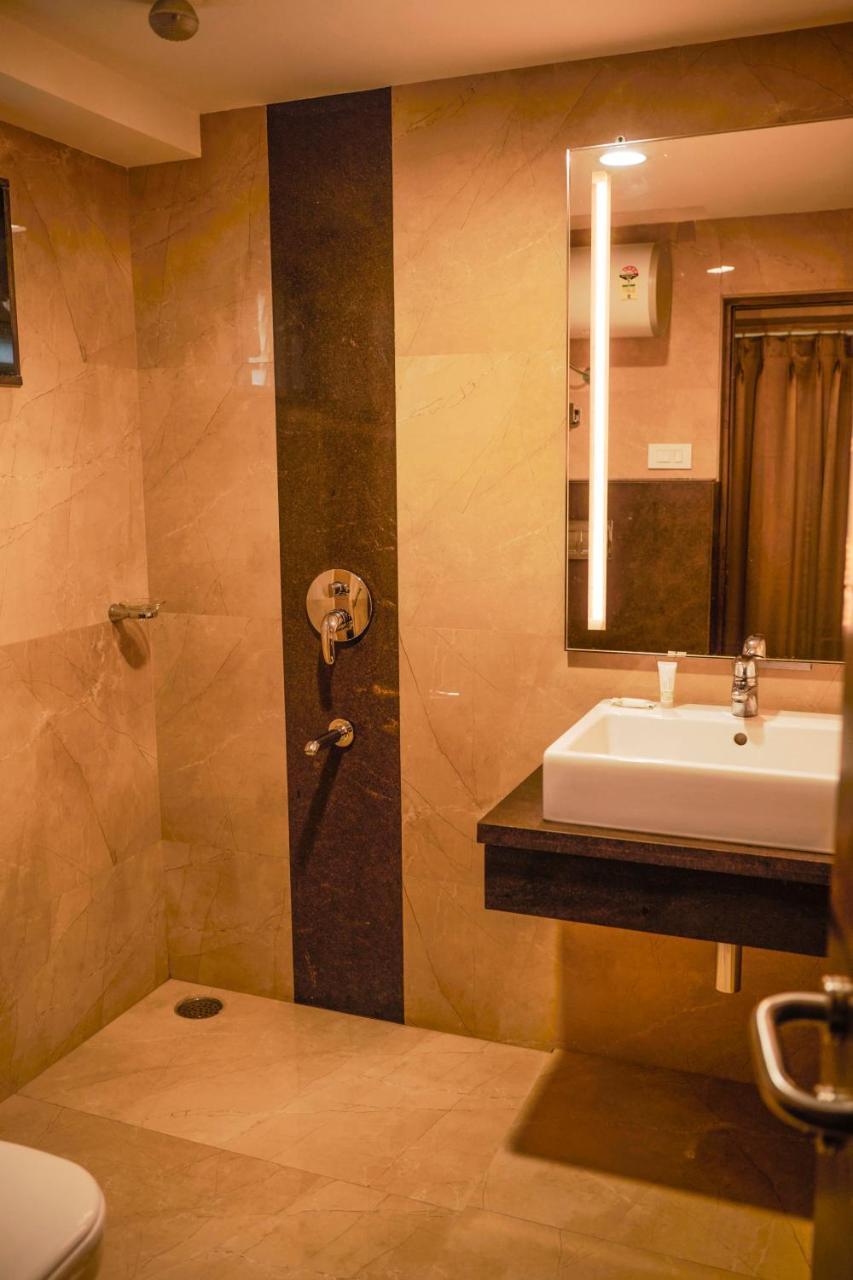 The Atithi Niwas Hotel Indore Zewnętrze zdjęcie