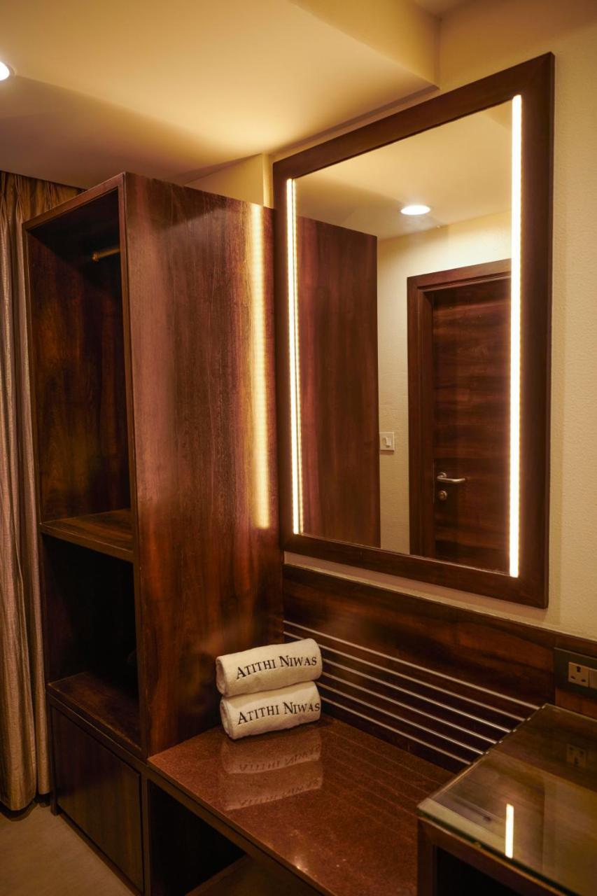 The Atithi Niwas Hotel Indore Zewnętrze zdjęcie